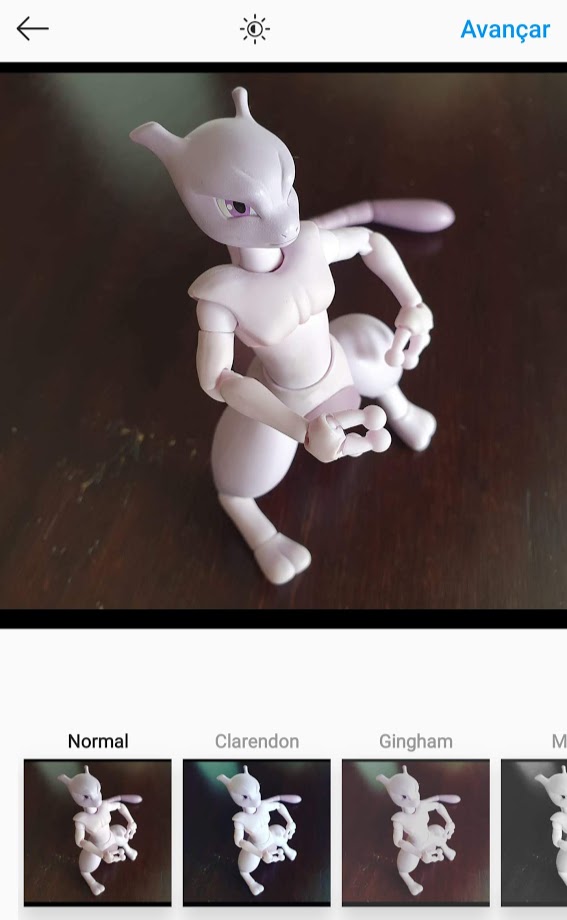 Tela do instagram com a foto do boneco do pokemon Mewtwo. Embaixo há opções de filtros para usar.